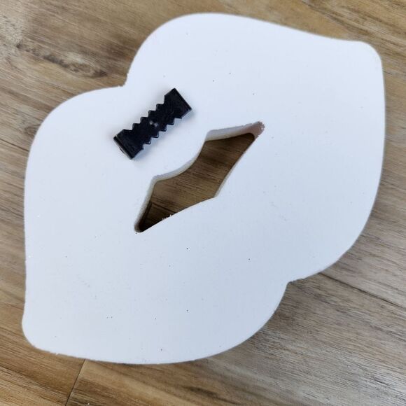 🩵NWOT White Sparkly Wooden Lips Tabletop/Wall Decor Accent - Picture 4 of 5